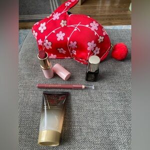 Estée Lauder Rabbit Lunar New Year Cosmetic Bag with 4 piece Makeup Set